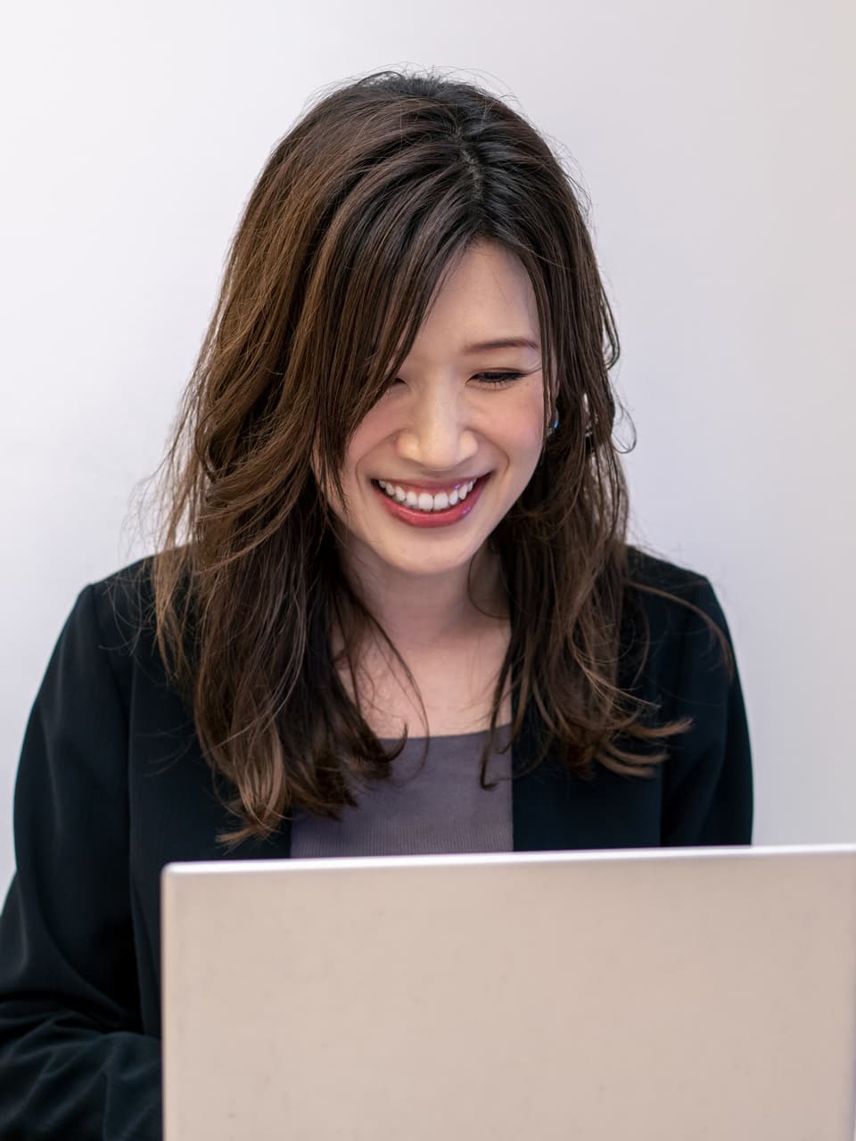 PCを見ながら相談している様子のイメージ
