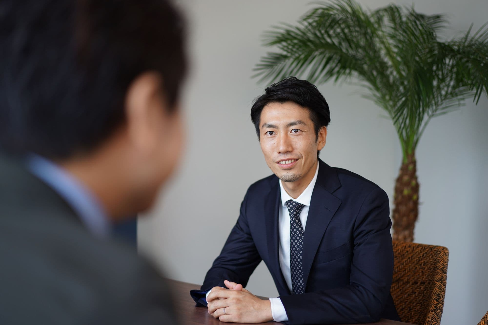 代表が作業・説明している様子のイメージ